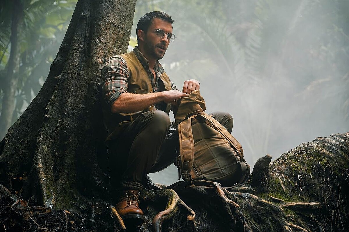 喬納森拜利飾演的亨利盧米斯博士，其背包與鏟子致敬亞倫葛蘭博士