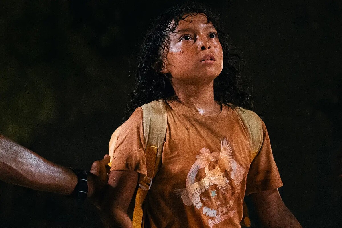 《侏羅紀世界：重生》中小女孩伊莎貝拉身穿印有鵜鶘圖案與經典台詞的T恤