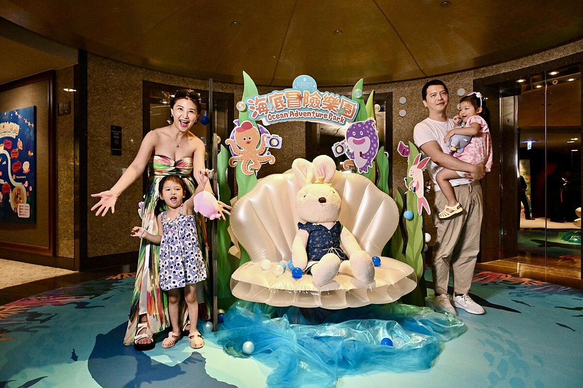 台北遠東香格里拉的「海底冒險樂園」擁有七大主題空間，透過任務卡闖關還能兌換小禮物，包括變身人魚公主盡情拍照打卡、闔家歡樂的釣魚、小廚神角色扮演，以及充滿趣味的史萊姆實驗課程等，打造豐富的親子互動體驗。台北遠東香格里拉提供。