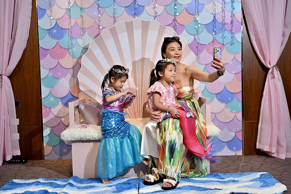 變身絕美小美人魚！「美人魚時尚沙龍」提供豐富人魚主題道具，讓孩子們換裝、拍照，實現公主夢，留下專屬夏日奇幻回憶。