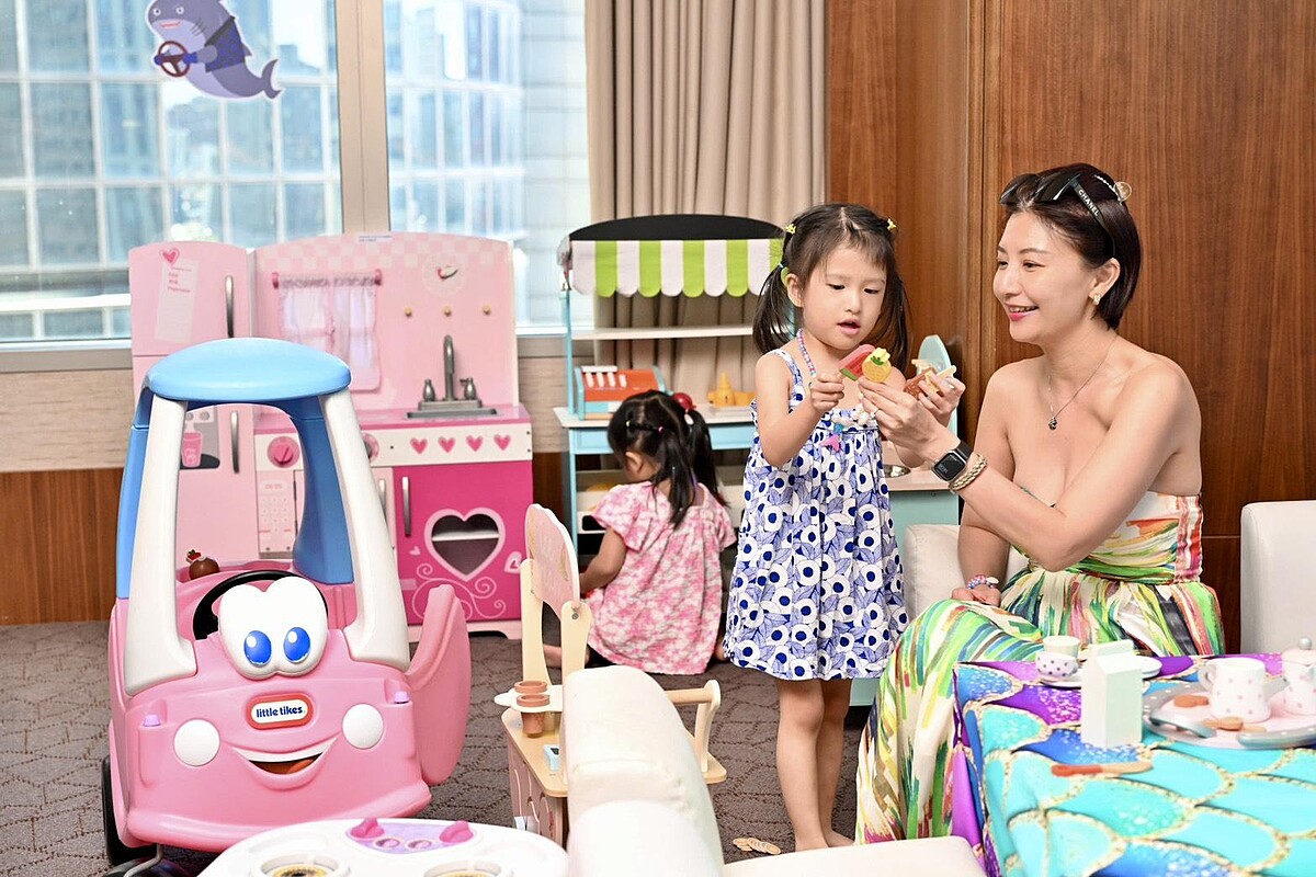 在「尼莫小廚房」這個滿足孩子角色扮演樂趣的廚藝空間，小小廚神能換上圍裙，使用迷你廚具親手體驗切蔬果、煮火鍋、烤麵包、炸薯條等烹飪過程。