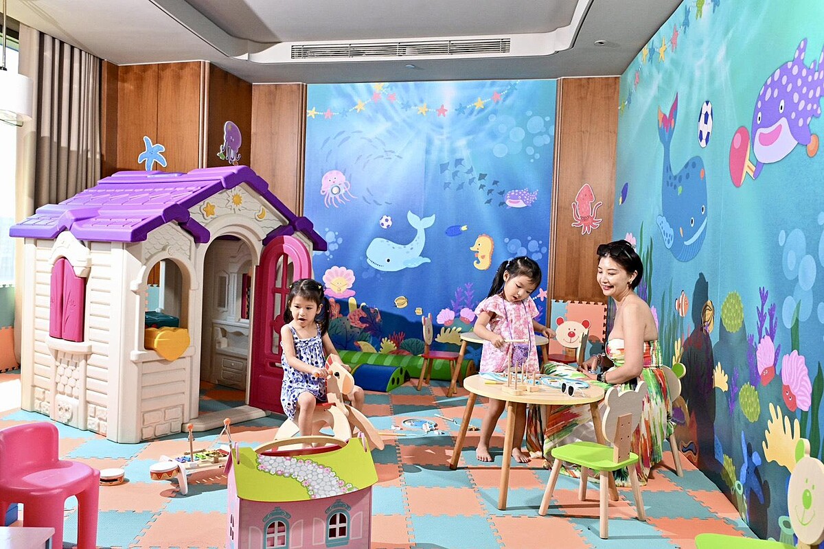 「海灘童樂園」專為小小孩打造，以沙灘為設計靈感，鋪設舒適地墊，營造安全又色彩豐富的探索環境。