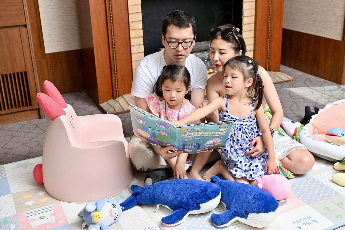 「海星故事船」是溫馨的閱讀空間，船艙內收藏超過百本豐富的中英文繪本和童書，讓親子暫時遠離3C產品。