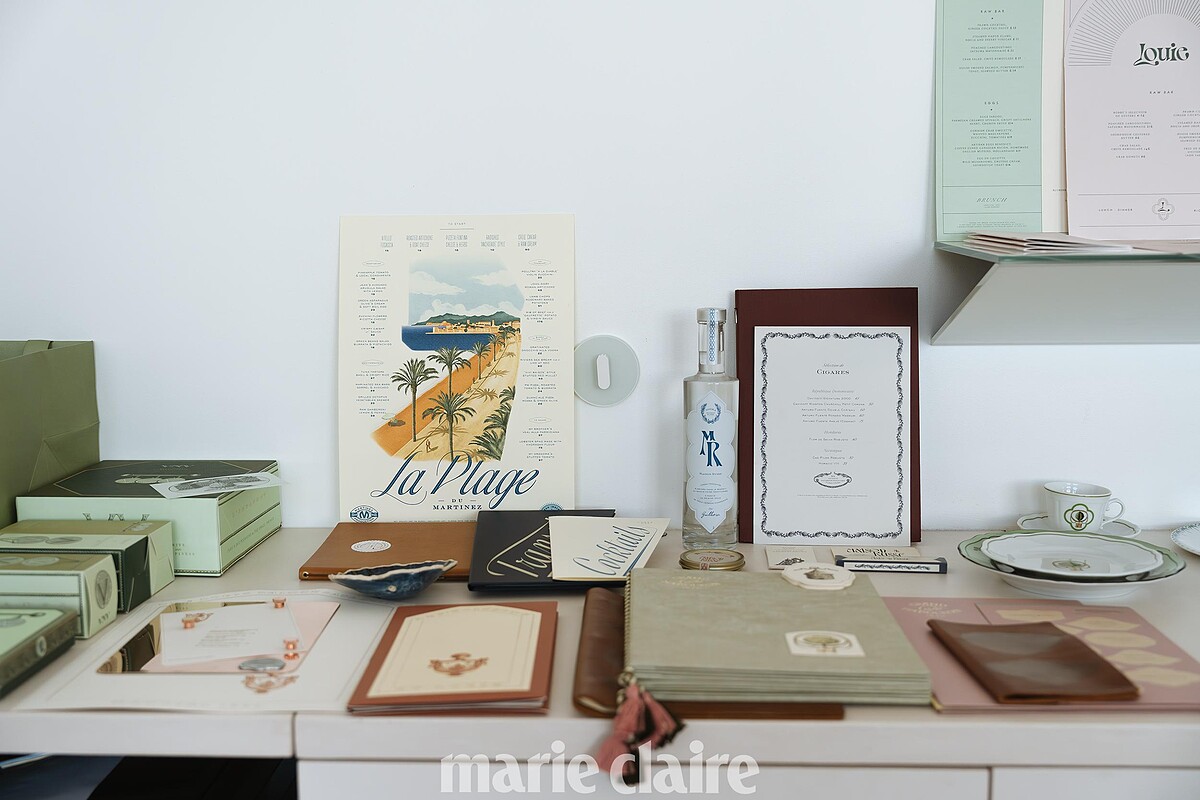 翻閱每一份邀請函、包裝盒、菜單或海報，彷彿跟著他們走了一趟設計之旅，在不同感官體驗中發掘品牌的浪漫故事。