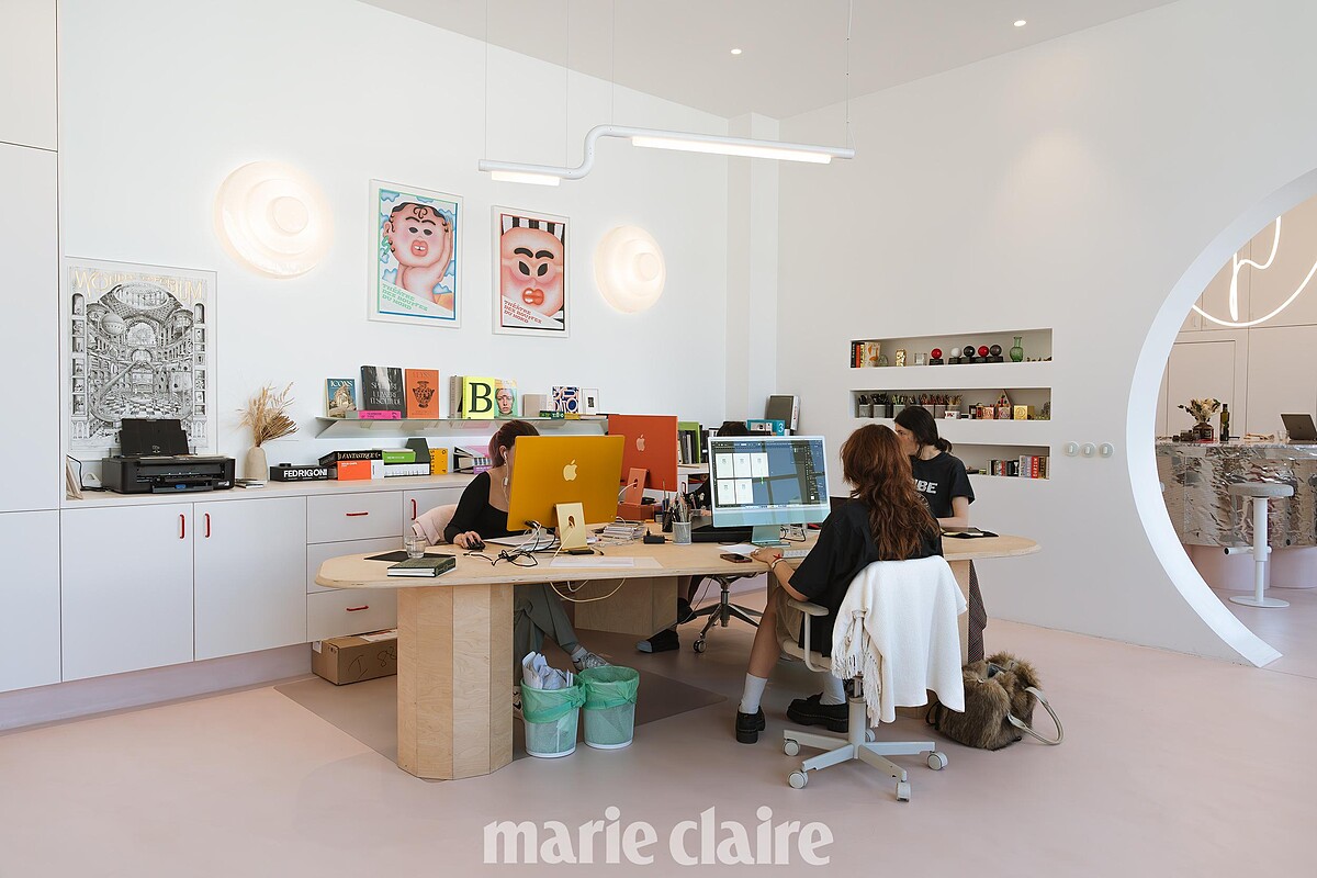 團隊們的辦公區像是圖書館，坐落在整個工作室中心，開放式設計方便討論、翻閱素材，顏色繽紛，氛圍俏皮可愛。