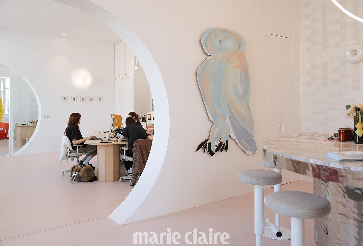 貓頭鷹藝術品是 J&eacute;r&eacute;my 摯友 Lou Ros 的作品，成為另一個視覺重點。