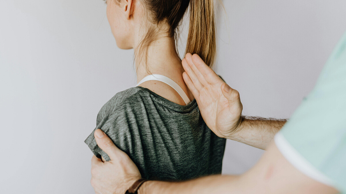 頸椎痛到睡不好、視力也變差？5組頸椎舒緩操練起來！放鬆頸椎，睡眠品質也跟著提升