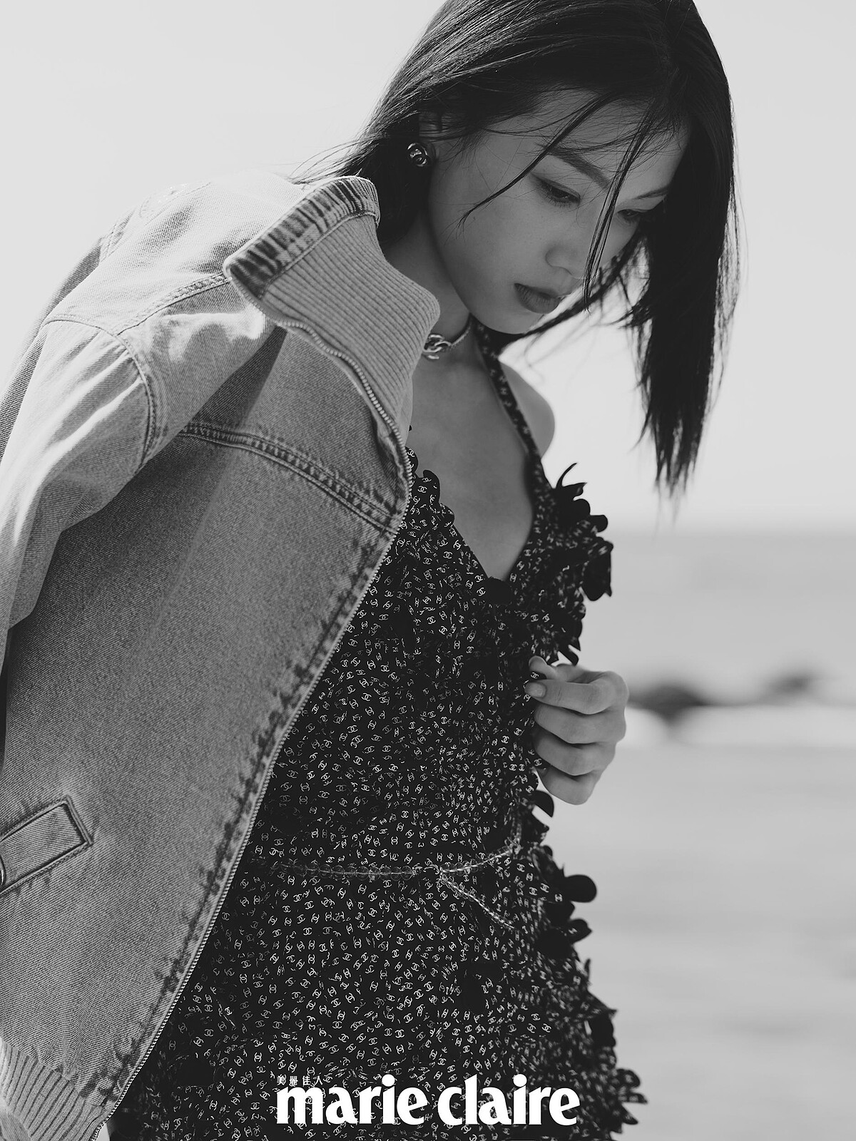 印花彈性針織上衣、牛仔外套、項鍊、耳環、珍珠手環、鑽飾手環、珍珠腰鍊，all by CHANEL。