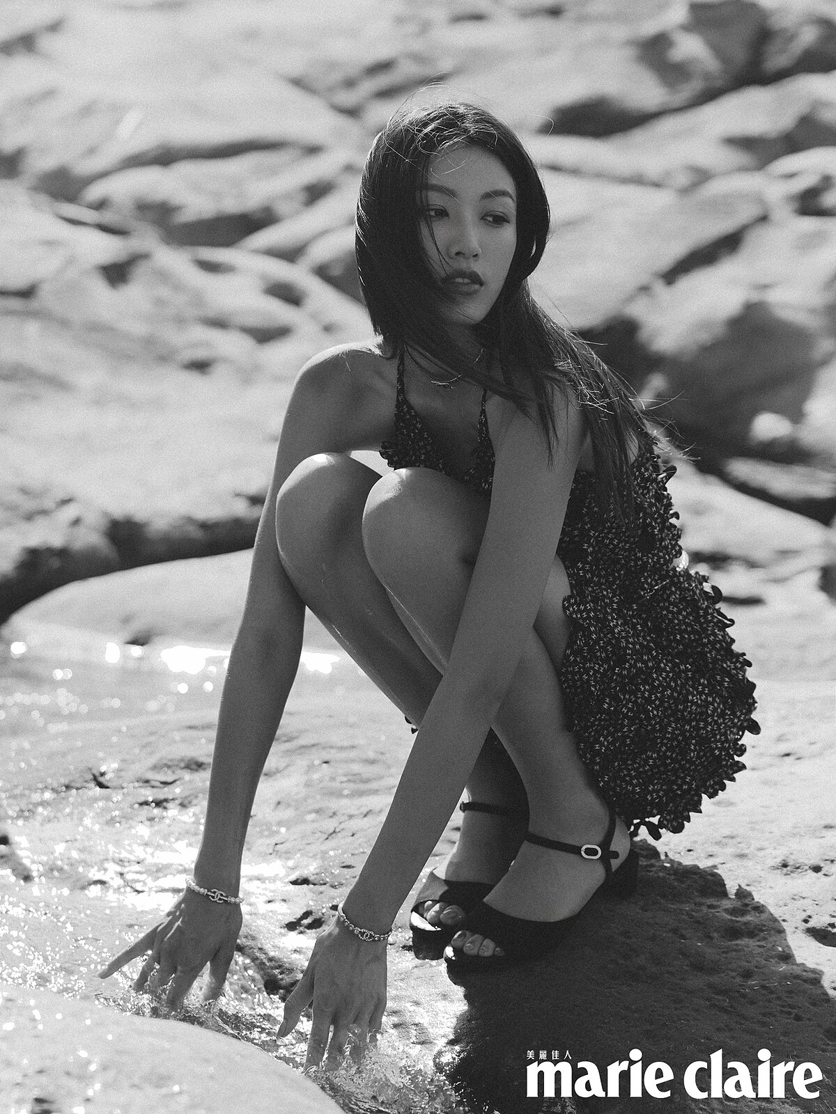 印花彈性針織上衣、印花彈性針織半身裙、項鍊、耳環、珍珠手環、鑽飾手環、串珠腰鍊、黑色麂皮涼鞋，all by CHANEL。