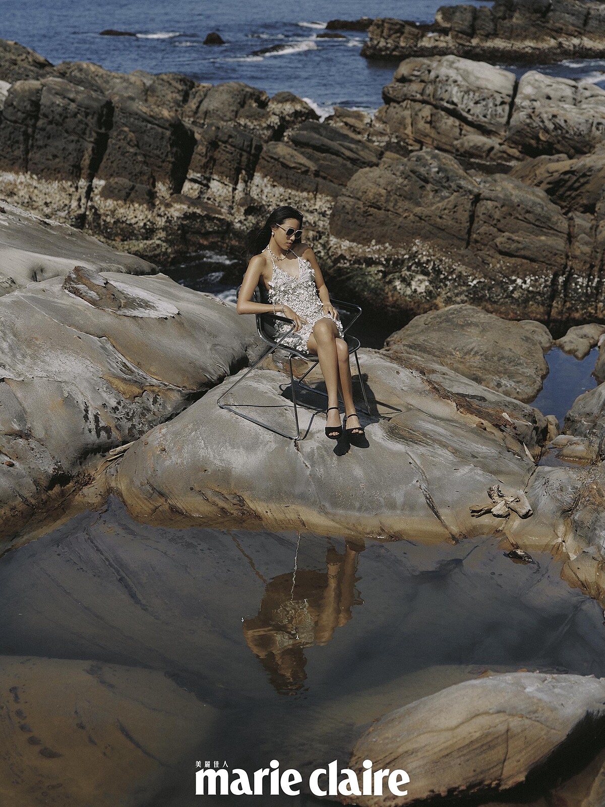 印花彈性針織上衣、印花彈性針織半身裙、項鍊、耳環、珍珠手環、鑽飾手環、珍珠腰鍊、粉色墨鏡、黑色麂皮涼鞋，all by CHANEL。