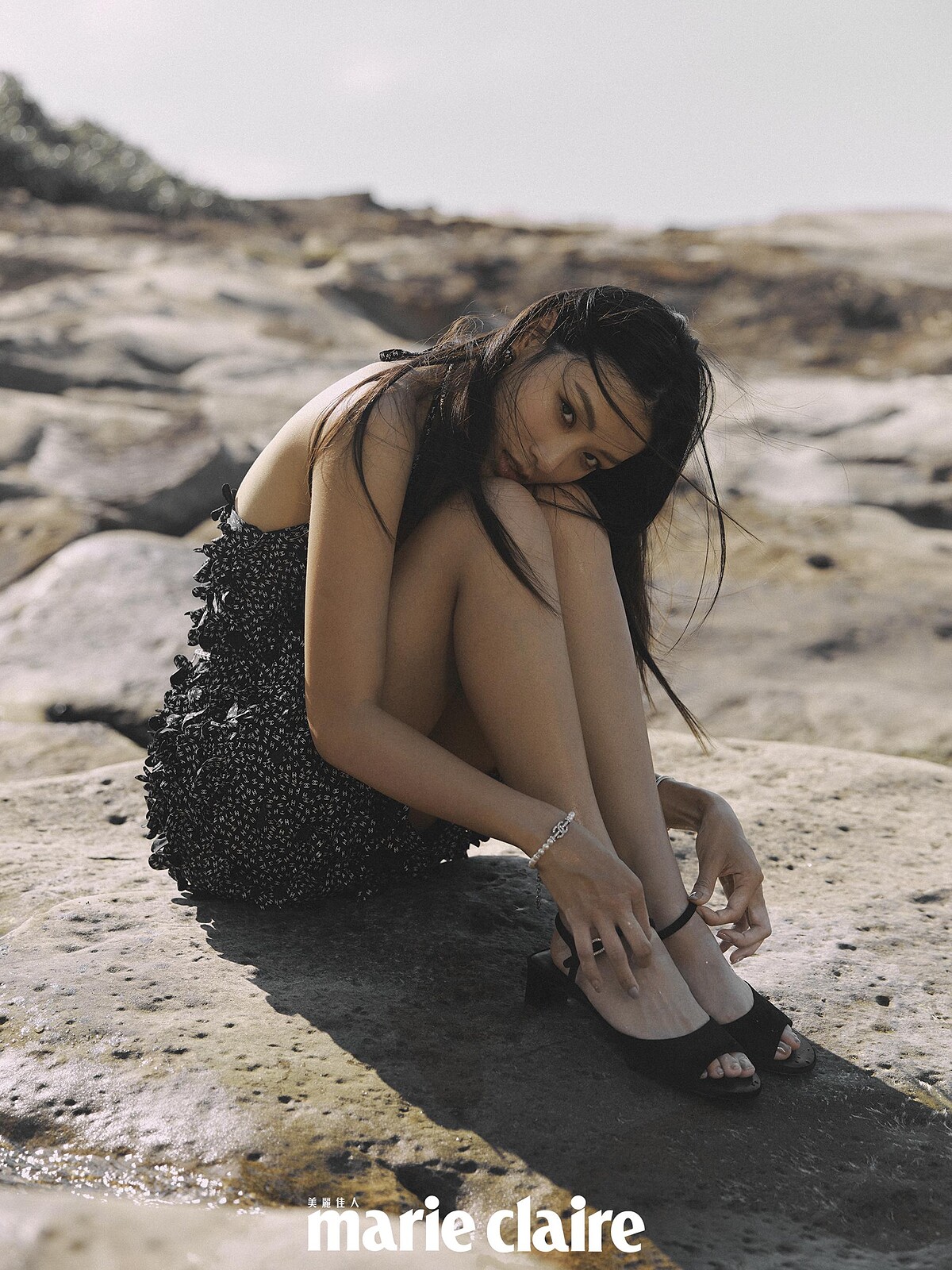 印花彈性針織上衣、印花彈性針織半身裙、項鍊、耳環、珍珠手環、鑽飾手環、串珠腰鍊、黑色麂皮涼鞋，all by CHANEL。