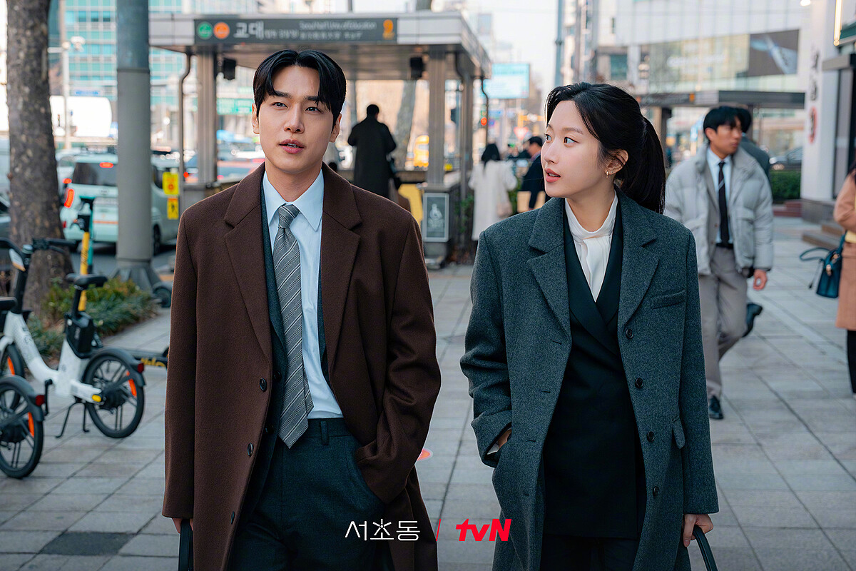 《瑞草洞》的故事聚焦在薪水律師的工作日常生活。