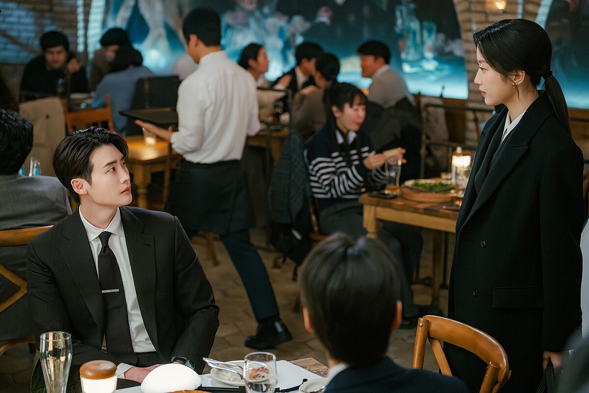 《瑞草洞》以輕喜劇的方式展現薪水律師生活中的感人與笑料。