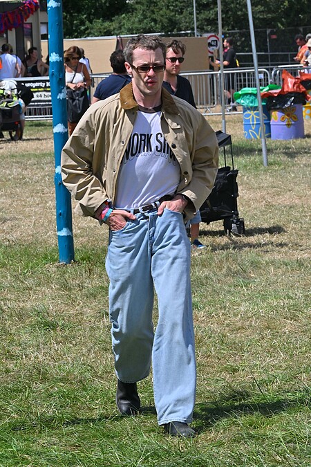 演員Joseph Quinn於Glastonbury音樂節，穿著Barbour外套