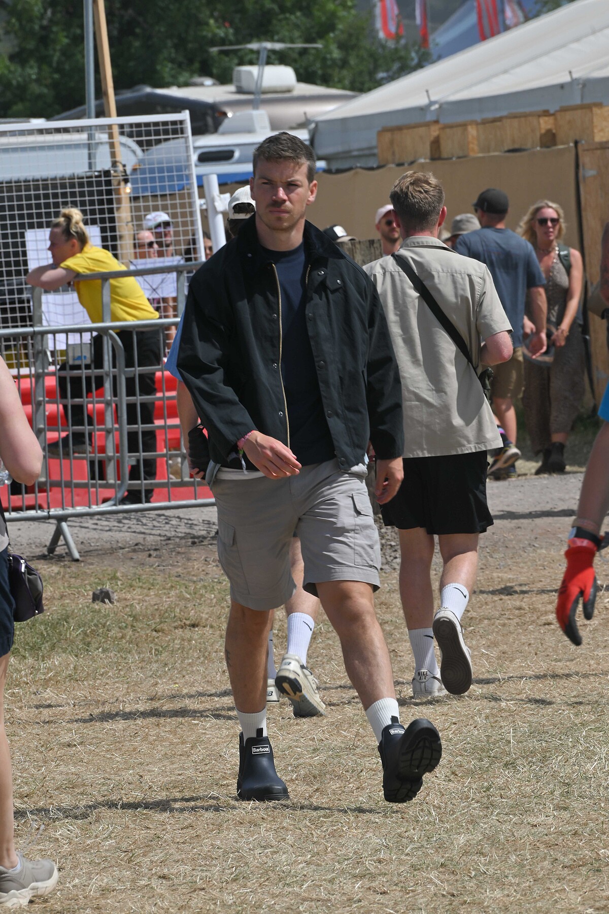 演員Will Poulter於Glastonbury音樂節，穿搭Barbour外套與經典雨靴