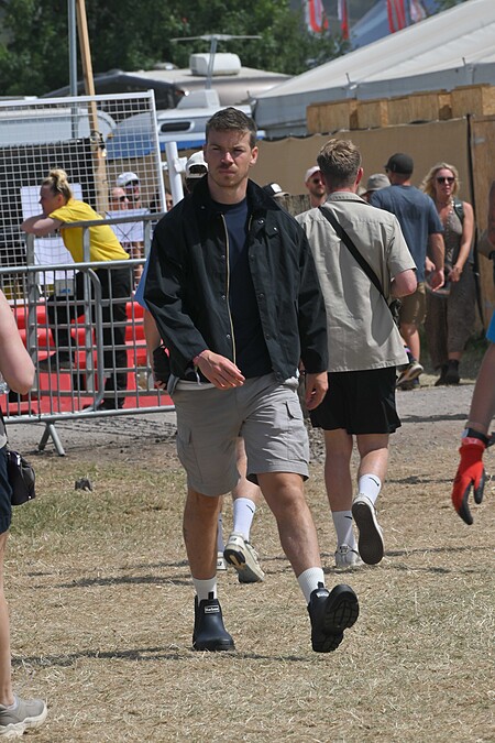 演員Will Poulter於Glastonbury音樂節，穿搭Barbour外套與經典雨靴