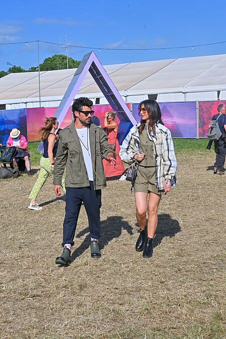 Gemma Chan與Dominic Cooper於Glastonbury音樂節，身穿Barbour外套與背心