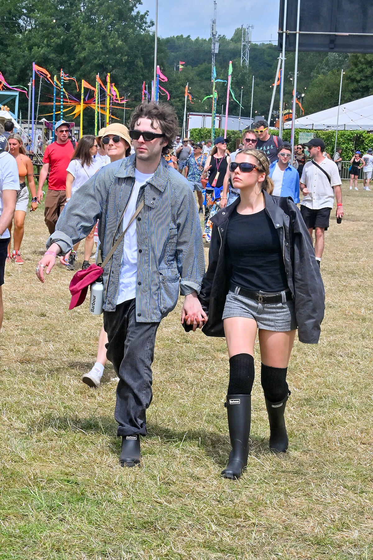 Lennon Gallagher與女友Izzy Richmond於Glastonbury音樂節，演繹Barbour防水外套情侶穿搭