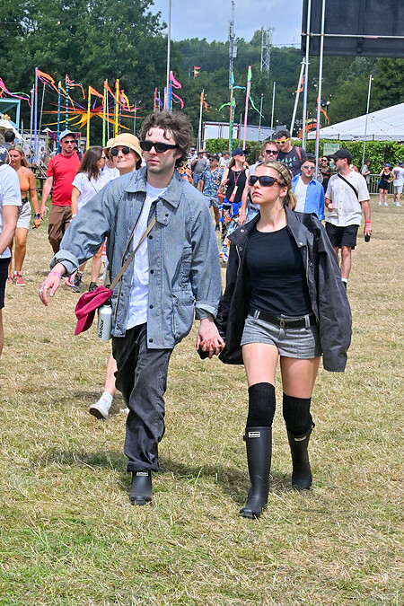 Lennon Gallagher與女友Izzy Richmond於Glastonbury音樂節，演繹Barbour防水外套情侶穿搭