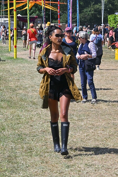 演員Saffron Hocking於Glastonbury音樂節，穿著Barbour Hayley防潑水外套