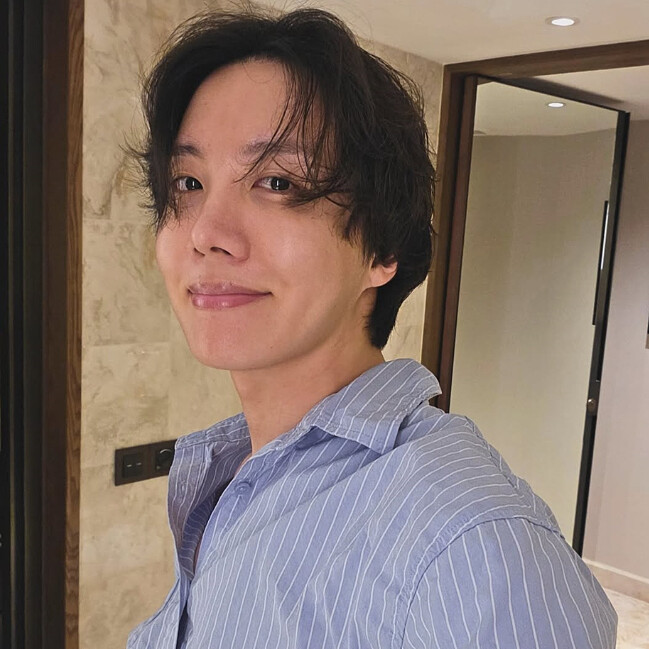 BTS防彈少年團成員J-Hope於綜藝《全知干預視角》中穿著JAJU條紋睡衣