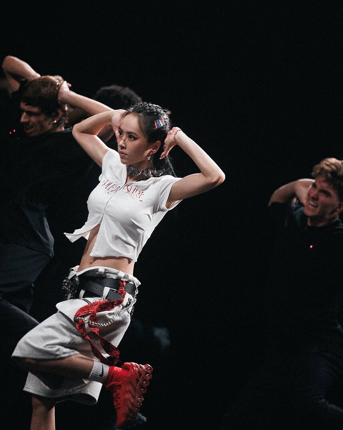 蔡依林Jolin於〈DIY〉舞蹈練習影片中的造型,穿著短版襯衫搭配五分工裝褲與紅色Nike球鞋