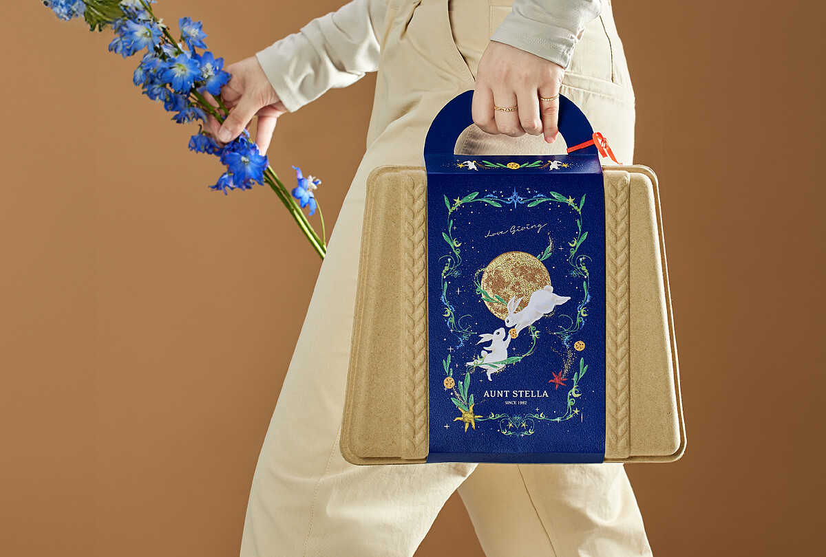 Aunt Stella詩特莉推出全新環保公益禮盒，並提供企業客製服務，每售出一盒即捐贈15元予《陽光社會福利基金會》，邀請大家一起 「Love the planet like you love cookies」。