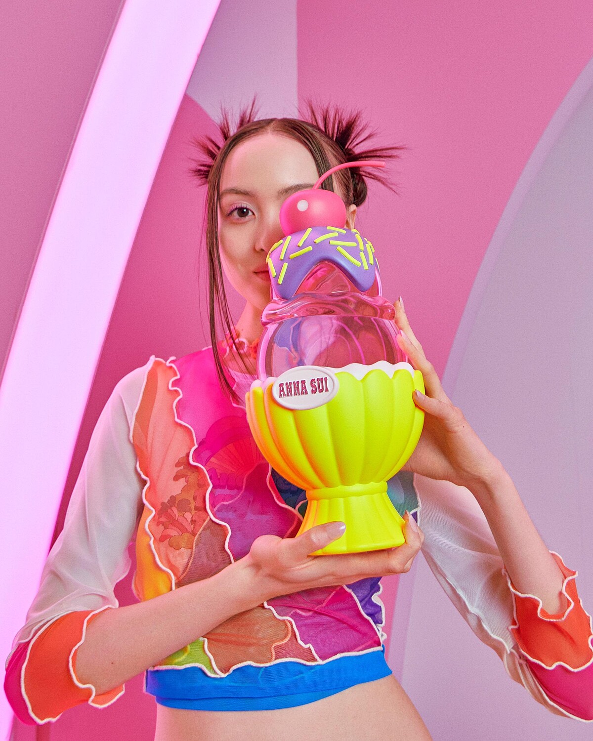 ANNA SUI霓虹聖代淡香水情境圖。