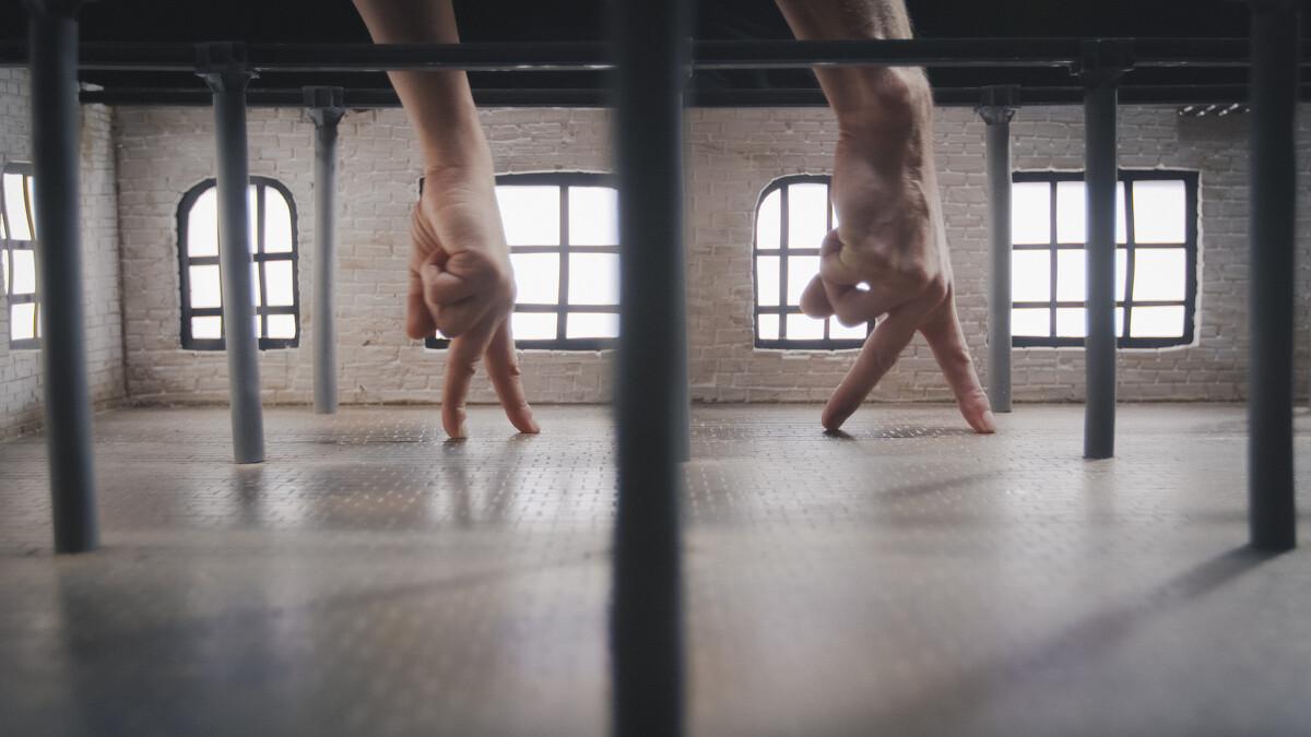 藝術家手指為演出肢體主軸，穿梭在精心打造的微縮場景間。&copy;Julien Lambert