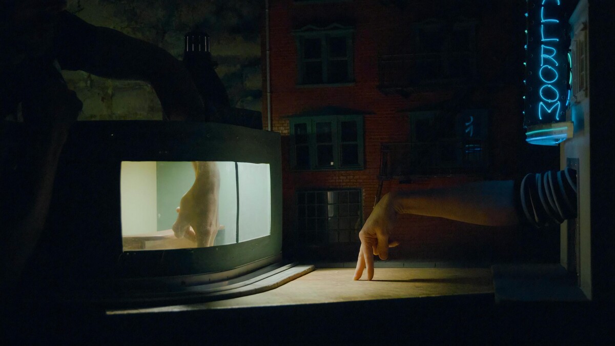 《從指尖開始》中布景、投影、燈光和動作搭配地恰如其分，為觀眾打造奇幻的劇場體驗。&copy;Julien Lambert