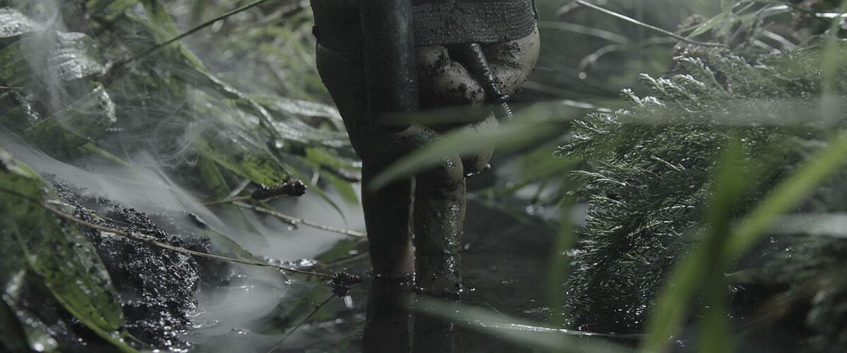 手指化身處於槍林彈雨間的士兵，演繹越戰的歷史記憶。&copy;Julien Lambert