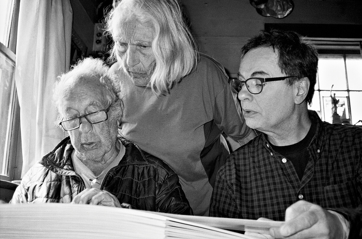 美國攝影大師羅伯．法蘭克（Robert Frank）與他的藝術家伴侶瓊．利夫（June Leaf）、德國出版巨匠格哈德．史泰德（Gerhard Steidl）。圖／Steidl