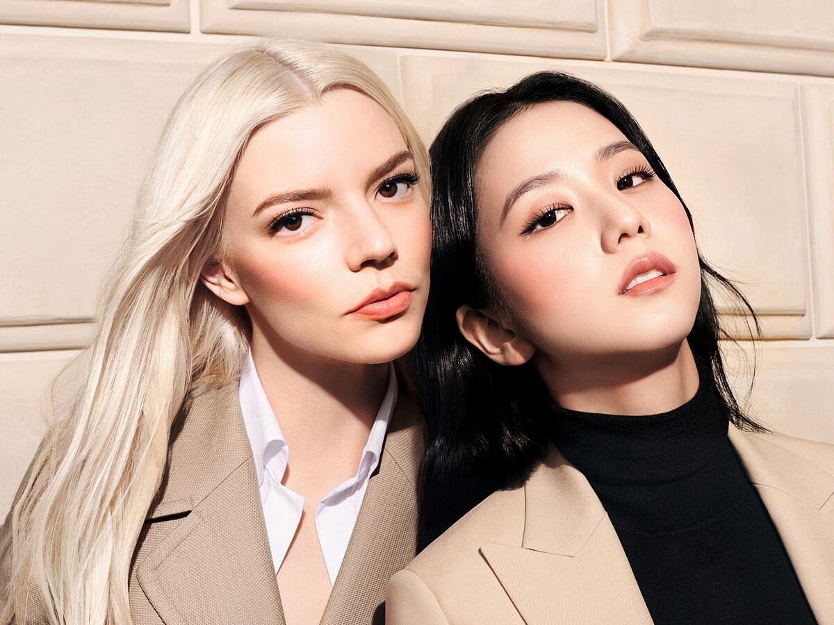 智秀Jisoo與安雅泰勒喬伊演繹迪奧超完美微醺腮紅露，Jisoo使用#01。