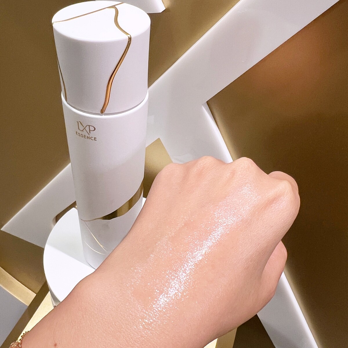 SK-II LXP凝時金緻超導精萃質地。