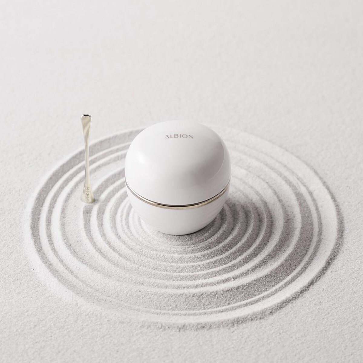 ALBION匠心凝時之霜50g，NT33,000(補充蕊NT27,500