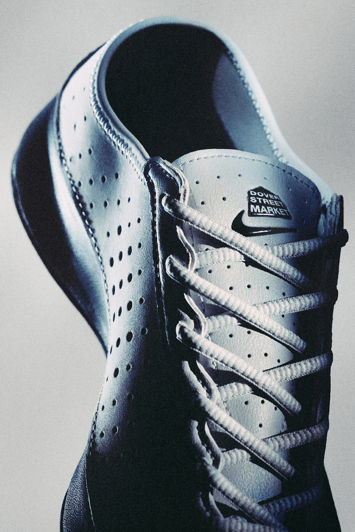 Nike Air Superfly x DSM 聯名鞋款細節，鞋舌上有川久保玲設計Logo