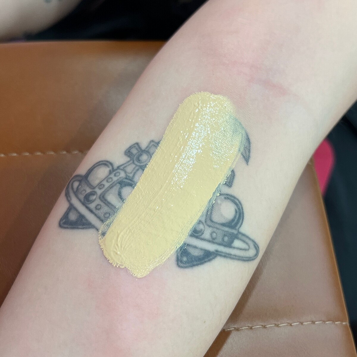 benefit嘖嘖稱齊持久零毛孔粉底液連刺青也能輕鬆遮蓋。