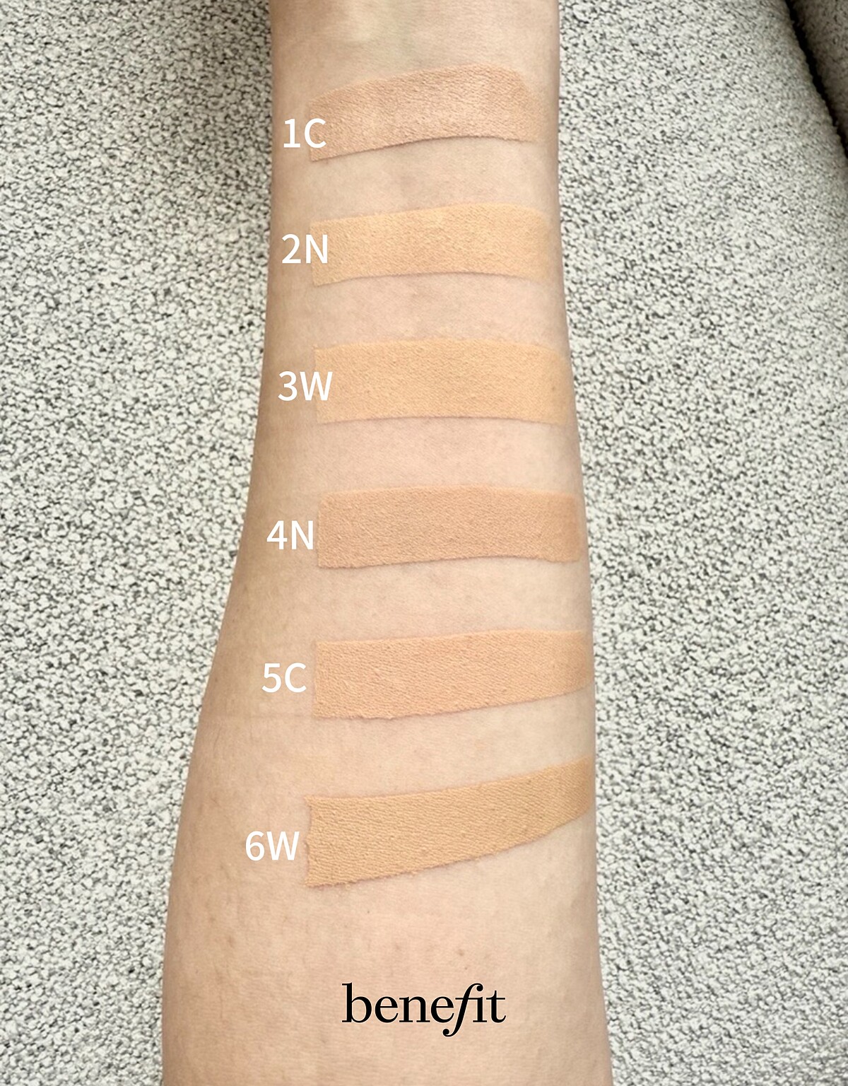 benefit嘖嘖稱齊持久零毛孔粉底液1C、2N、3W、4N、5C、6W手部試色。