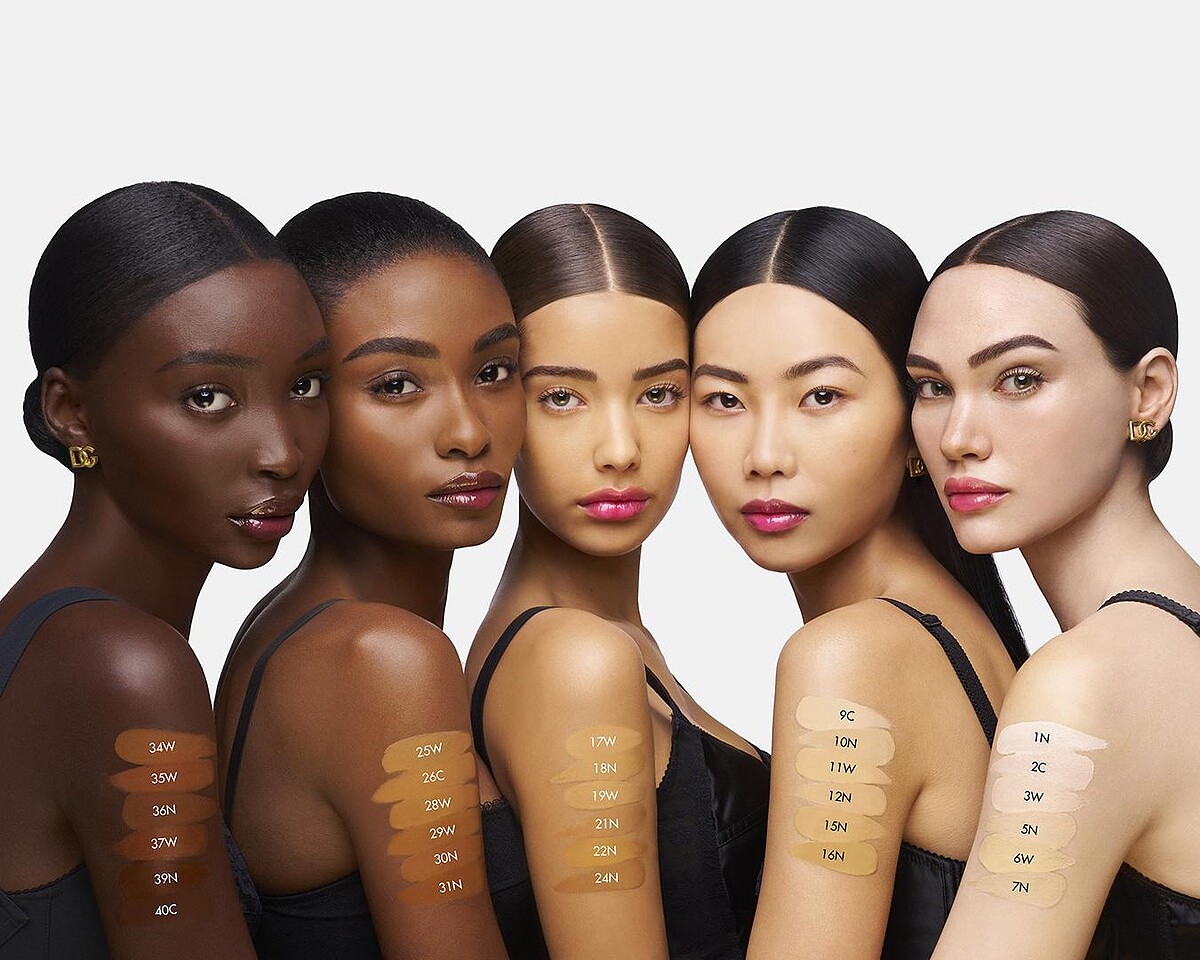 DOLCE&GABBANA天生美膚藍莓精萃粉露SPF 20/PA+++30色試色示意圖。