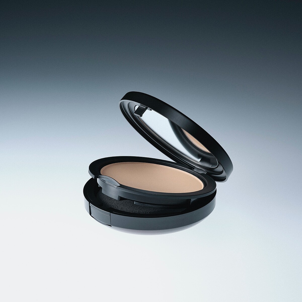 M.A.C超持妝柔焦輕粉餅，NT1,800。補充蕊NT1,450