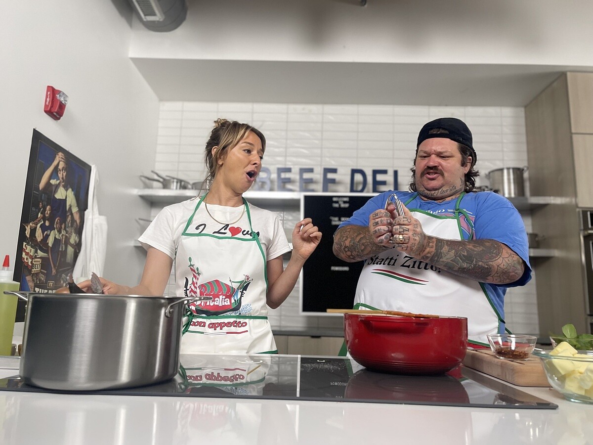 他是來自加拿大的職業主廚、YouTuber、美食作家，共有三本著作。