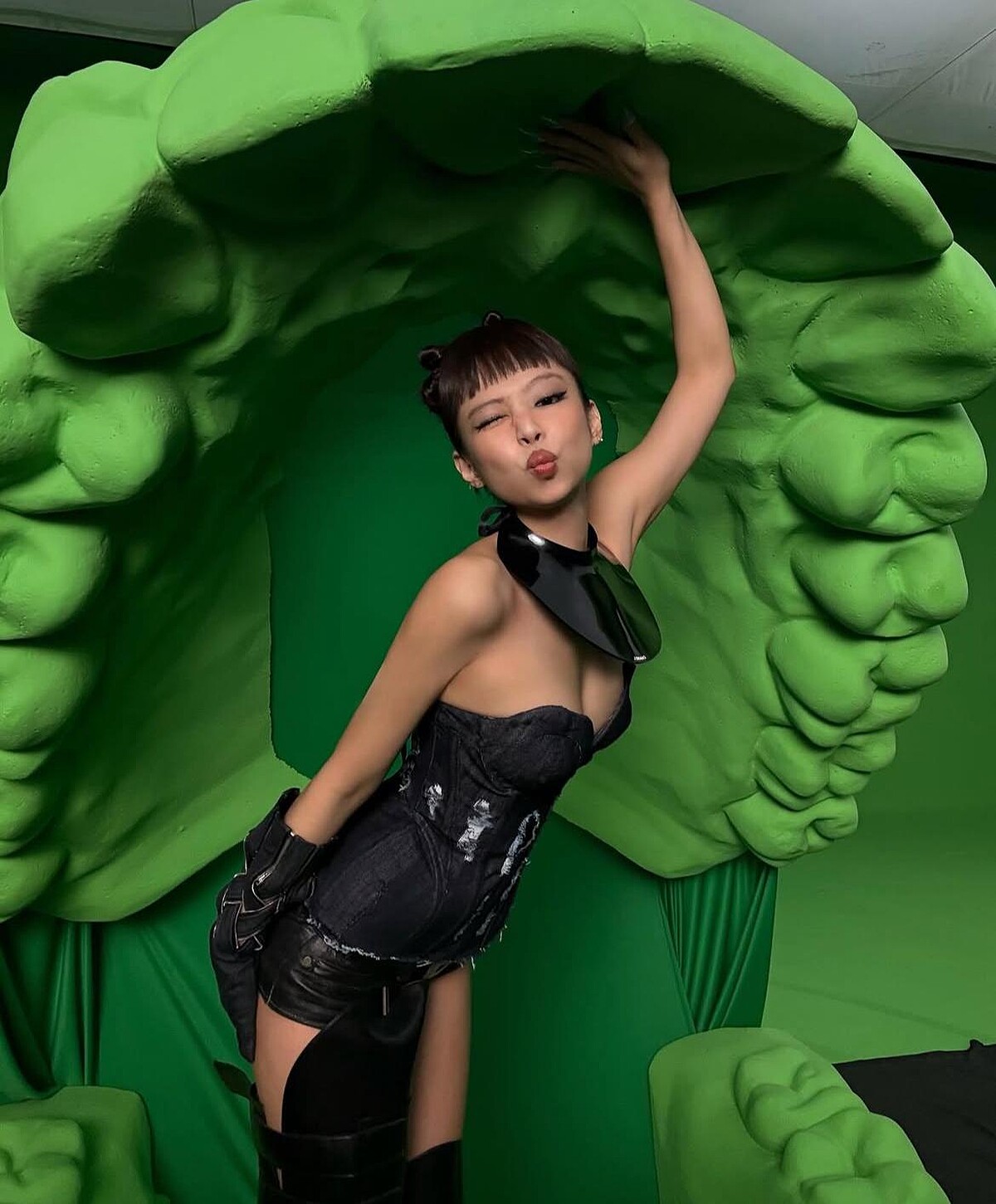 BLACKPINK Jennie在〈Jump〉MV中的桃心領束胸丹寧造型，搭配Chanel頸鏈