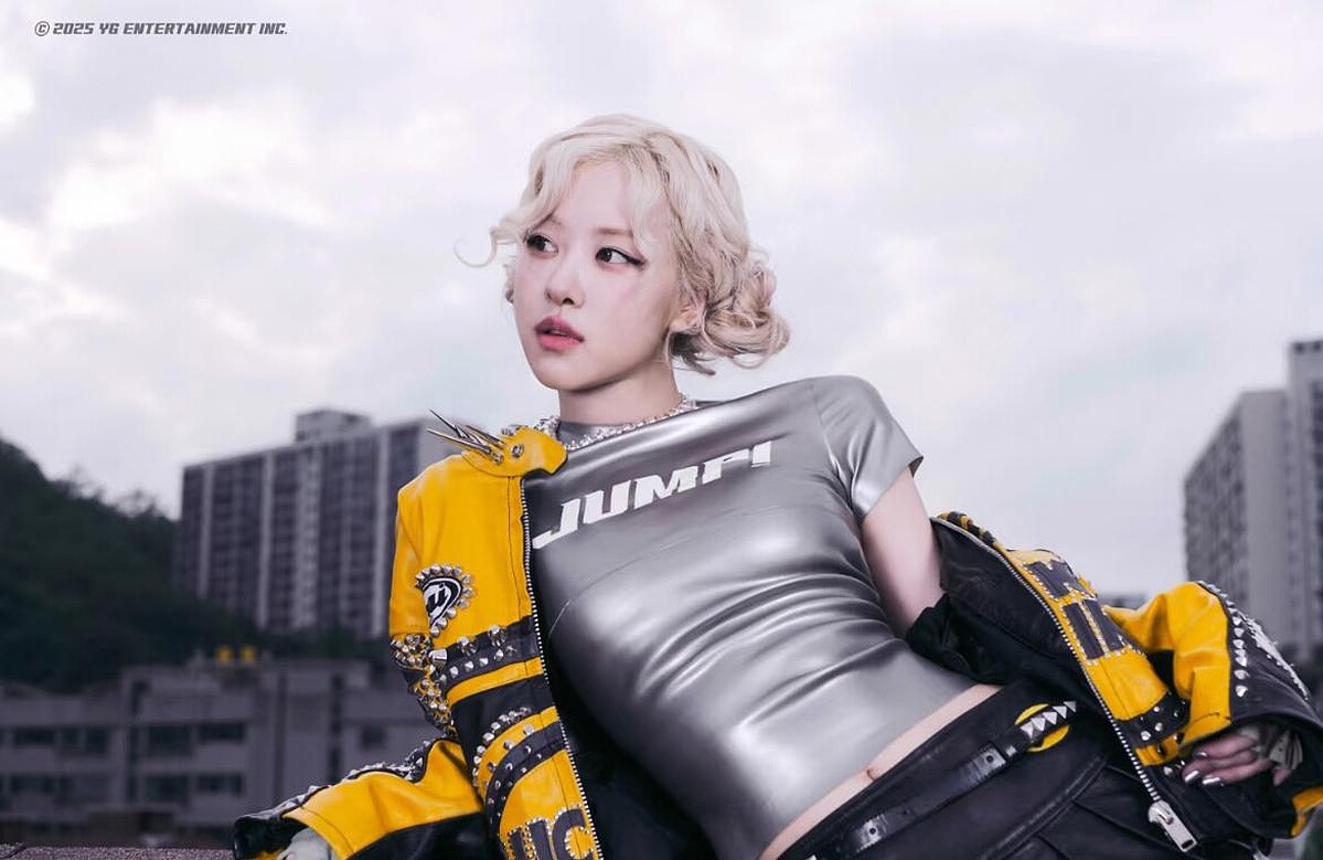 BLACKPINK Ros&eacute;在〈Jump〉MV中身穿黃黑配色賽車外套
