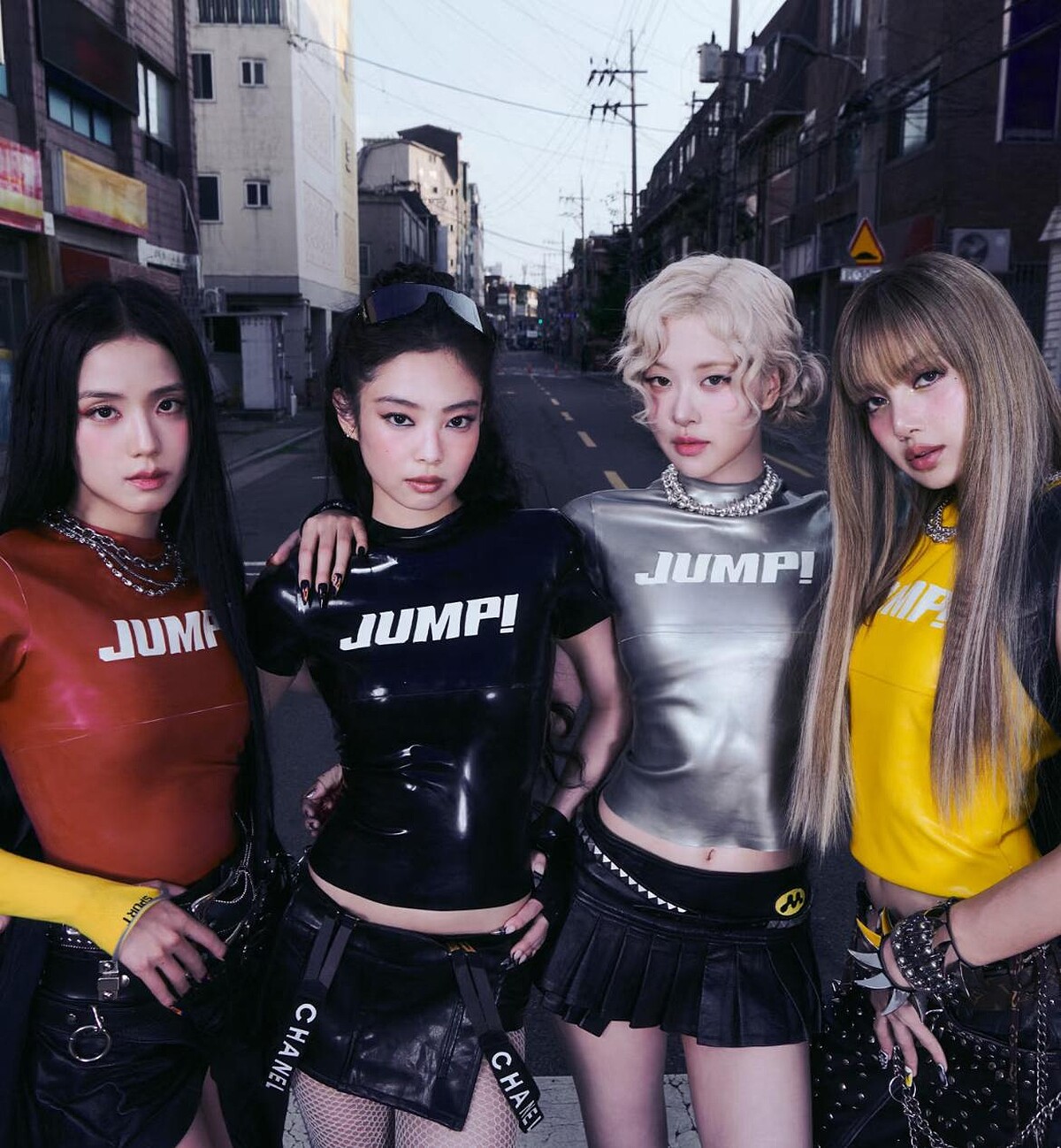 BLACKPINK〈Jump〉MV造型，四位成員穿著不同顏色的Jump上衣