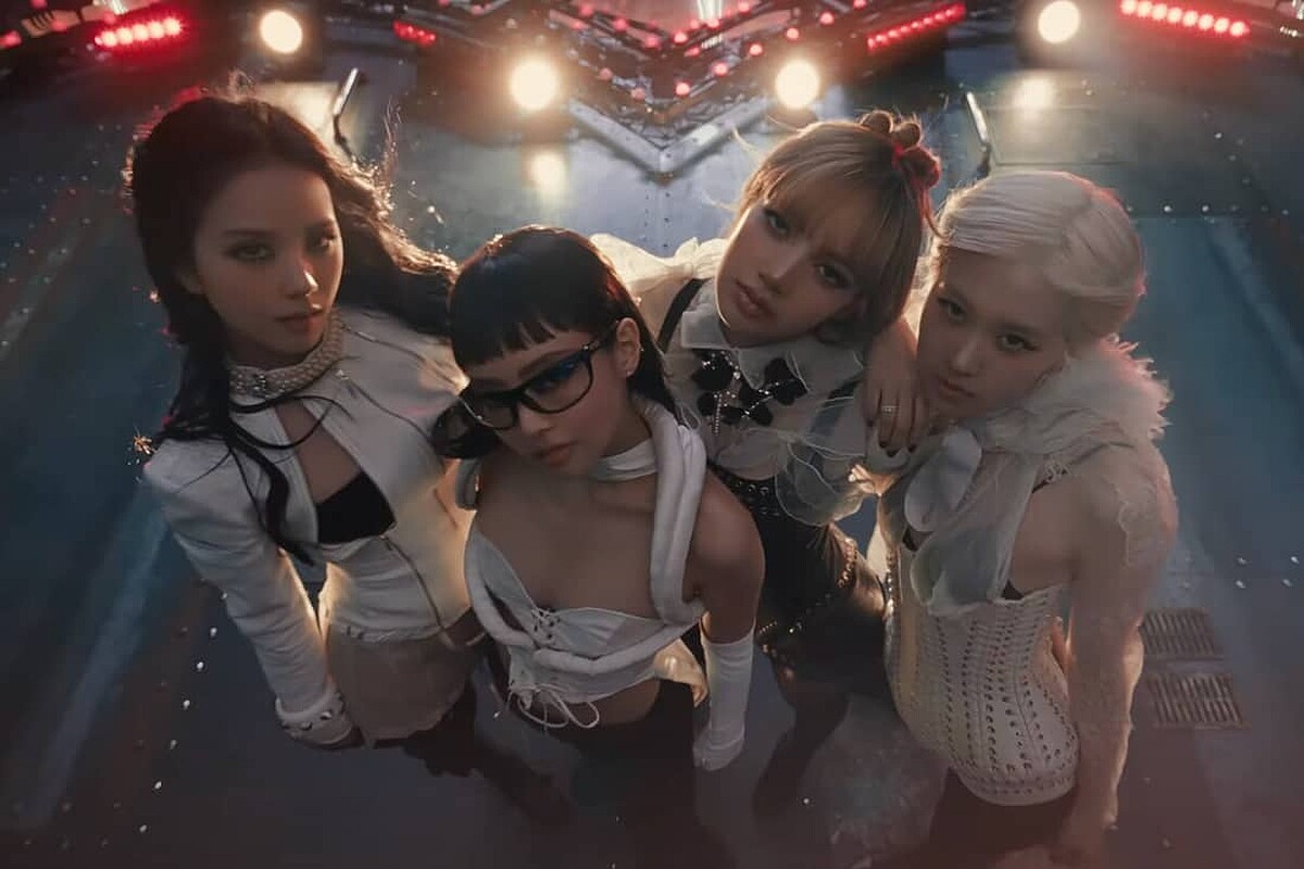 BLACKPINK在〈Jump〉MV結尾的黑白舞台造型