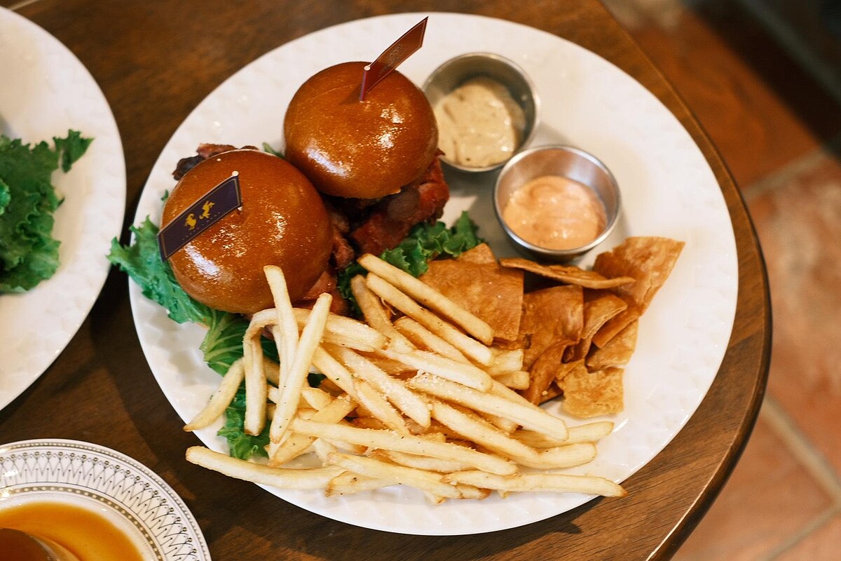 美軍俱樂部限定的厚漢堡拼盤雙人套餐，包含迷你牛漢堡與多款配菜