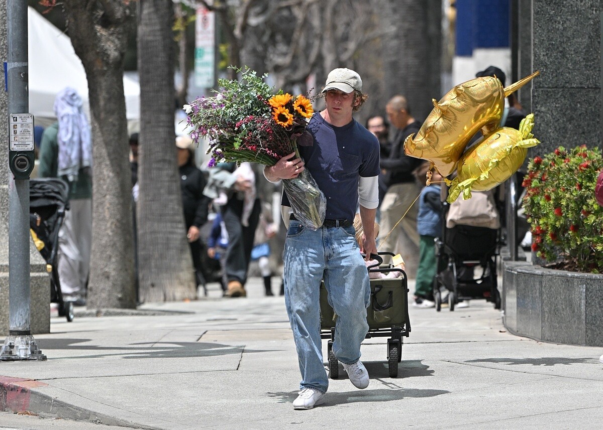 因為喜歡花而引起一陣話題。