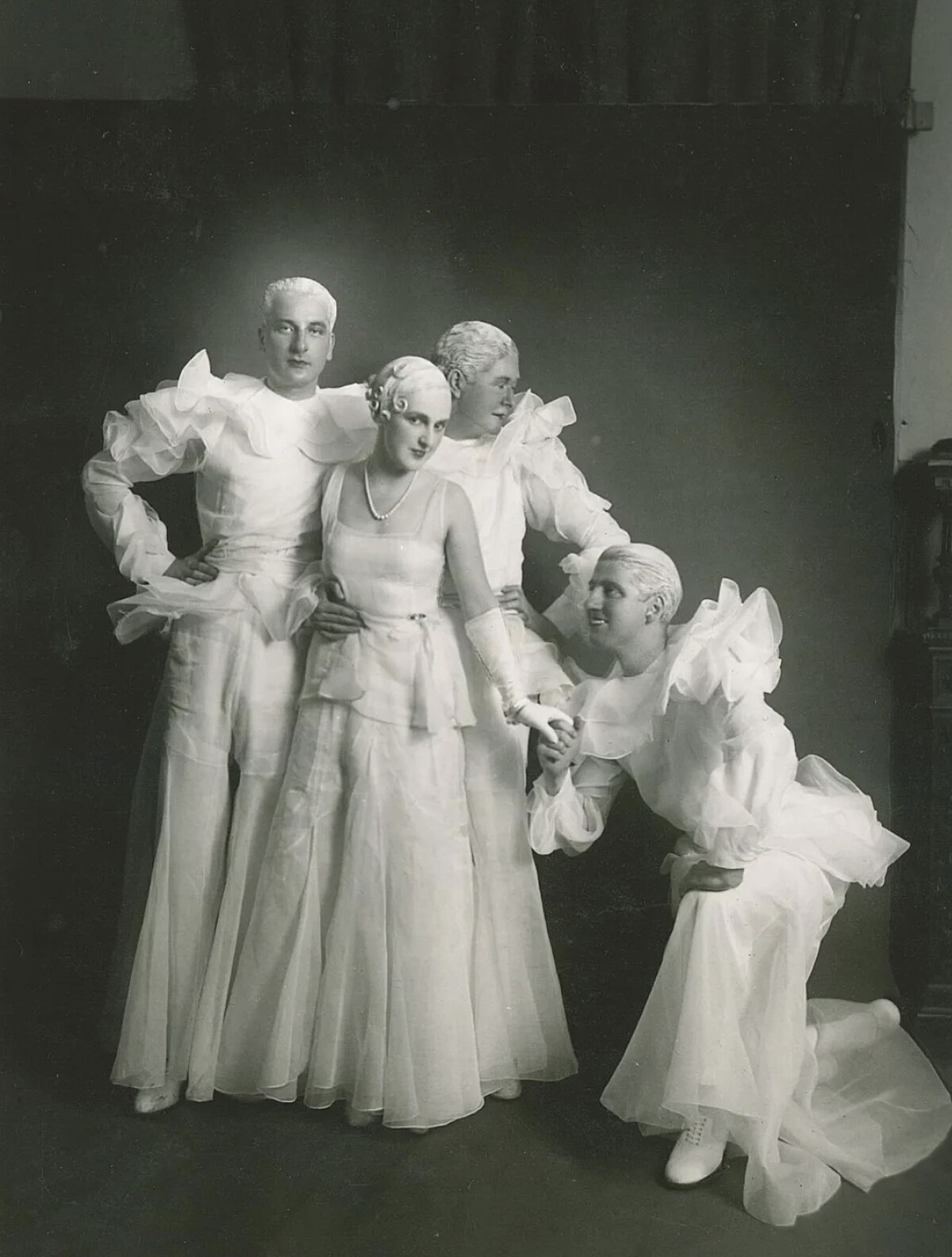 Mim&igrave; Pecci Blunt 曾於巴黎策劃一場以純白為主題的化妝舞會（Bal Blanc），並要求參與賓客以白色服裝出席派對。