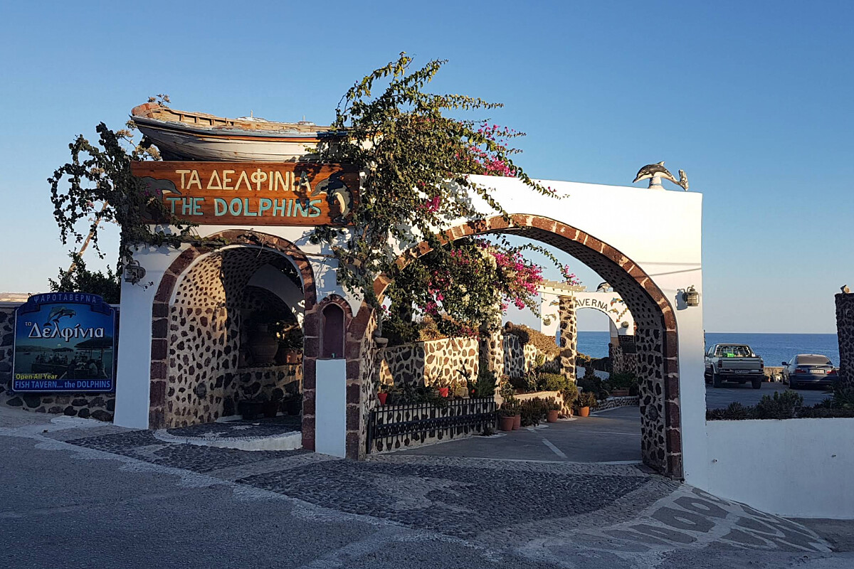 The Dolphins 是海邊的魚料理餐廳。