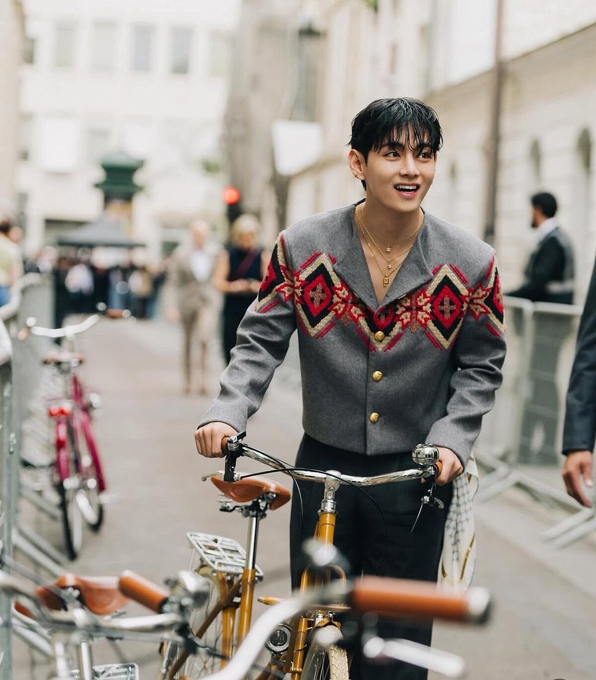 V金泰亨一退伍就參加巴黎時裝秀。